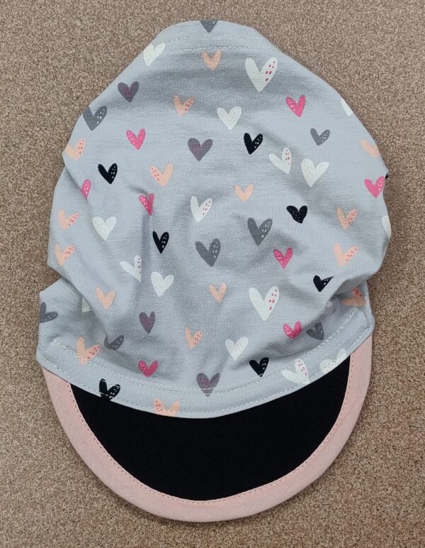1.3 Fascia baby con visiera CUORICINI GRIGIO